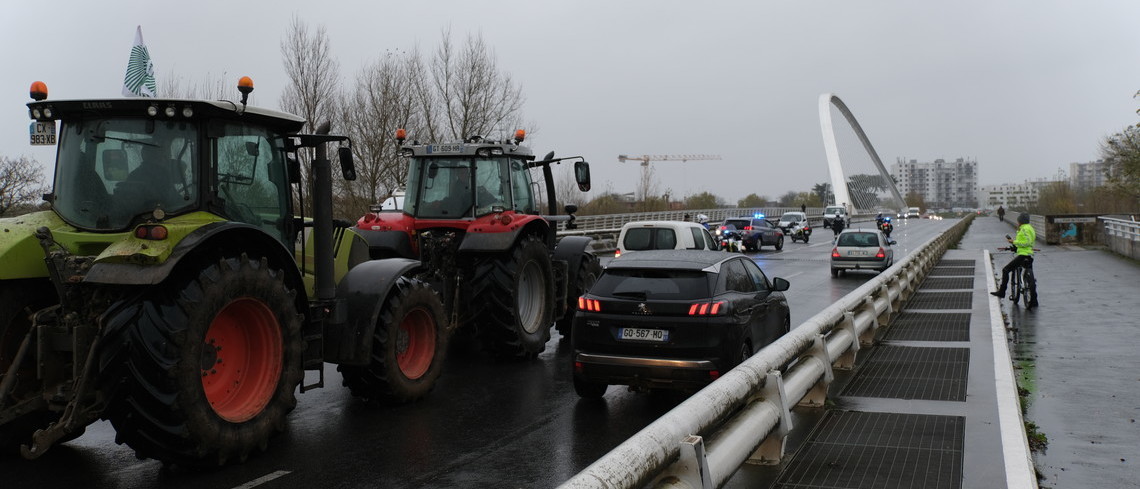 À Orléans les agriculteurs se sont symboliquement retrouvés sur le pont de l'Europe. (c)François Jétur À Orléans les agriculteurs se sont symboliquement retrouvés sur le pont de l'Europe. (c)François Jétur
