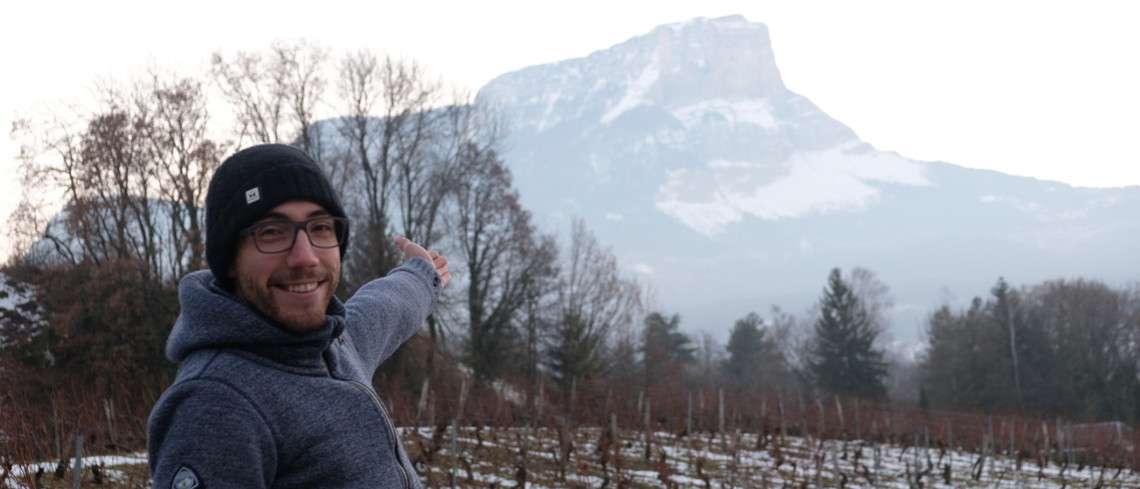 Axel Domont au cœur de ses vignes. 