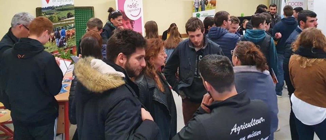 Des personnes dans une pièce à l'occasion du 24 ème édtion du forum des métiers de l'agriculture.