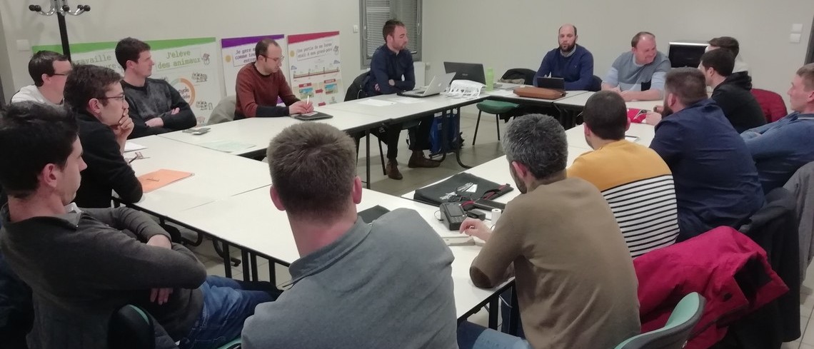 Une quinzaine de membres des Jeunes Agriculteurs du Loiret réunis dans une salle autour d'une table rectangulaire