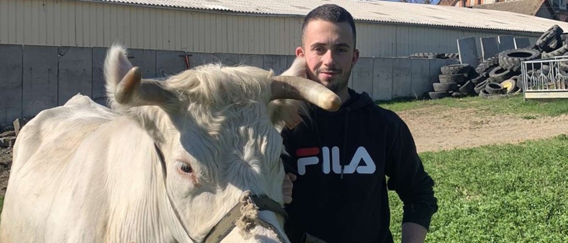 Jérémy Nebon éleveur, originaire de Gap dans le département des Hautes Alpes (05) en complicité avec sa vache Lolita Jérémy Nebon éleveur, originaire de Gap dans le département des Hautes Alpes (05) en complicité avec sa vache Lolita