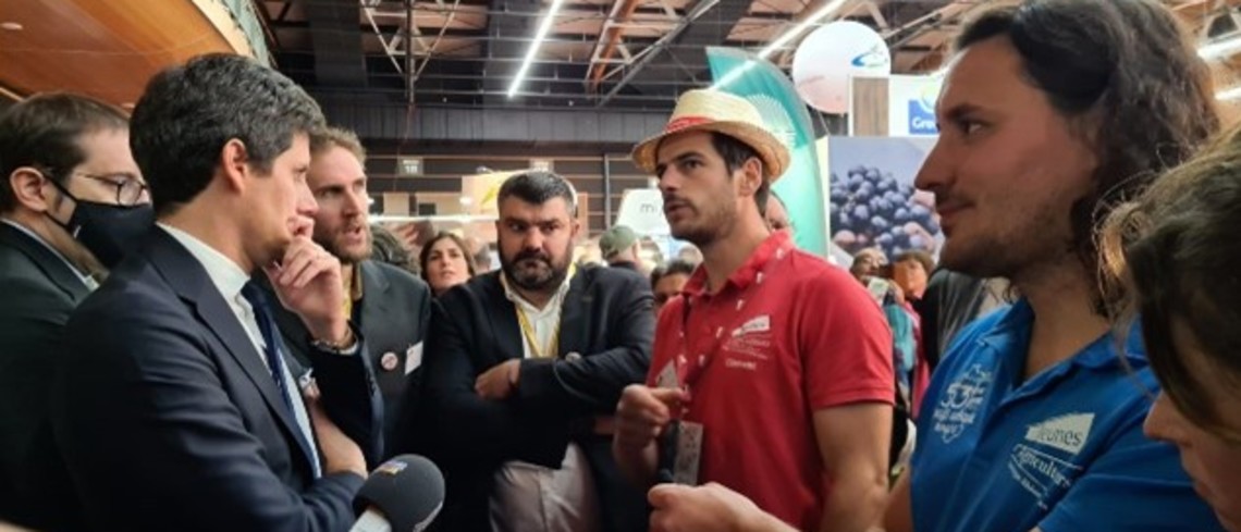 Autour du ministre Julien Denormandie, les représentants des JA Aura plaident pour un soutien fort à l’installation et une maîtrise de la prédation (CP JA Aura) De gauche à droite : J. Denormandie, Jérémy Jallat, Jérémy Decerle, Clément Rivoire, Pierre Picard. Les Jeunes Agriculteurs Aura au Sommet (de l’élevage)