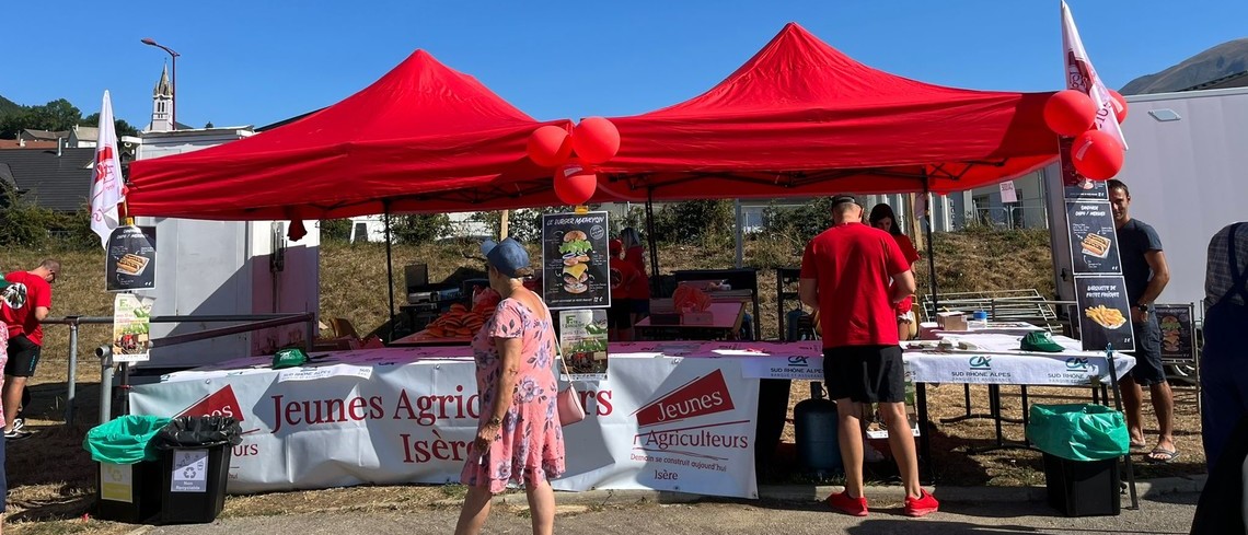 Plus de 800 repas confectionnés et servis, une équipe dynamique sous le chapiteau ! Stand de restauration tenu par les JA38, alimentation 100% local !