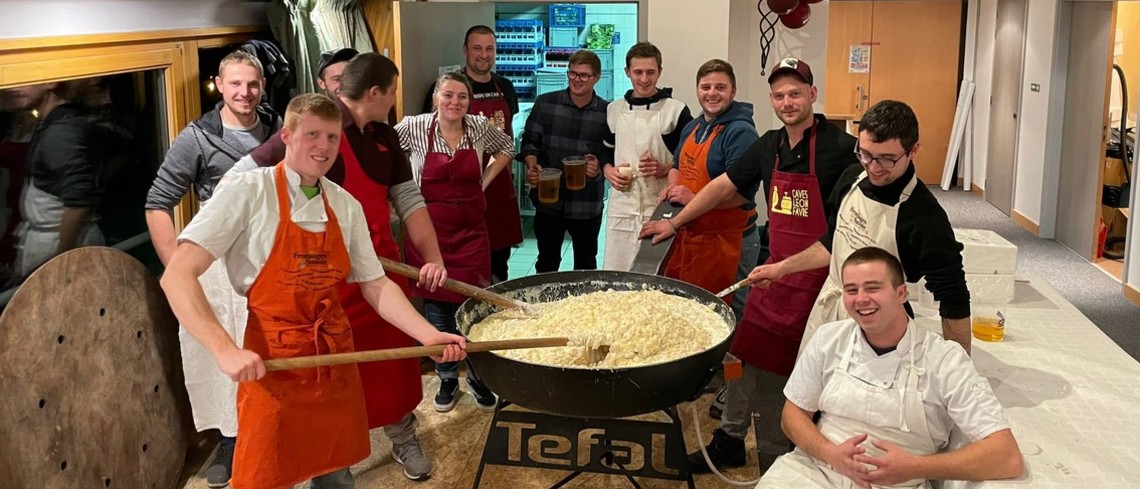 Les JA 74 préparent la traditionnelle tommiflette. Les JA 74 préparent la traditionnelle tommiflette.