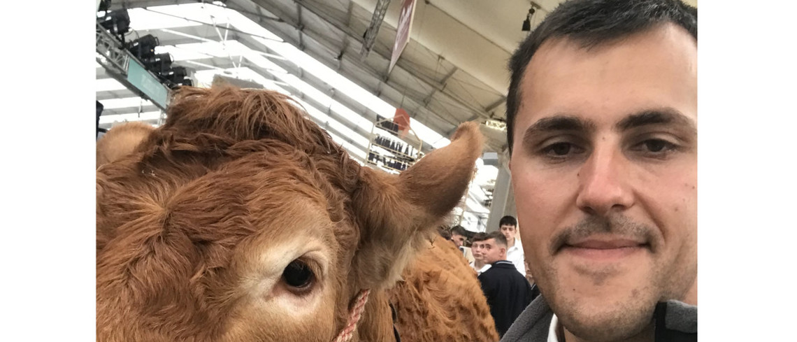 Sandy en compagnie de sa vache Salopette au Sommet de l'élevage. 