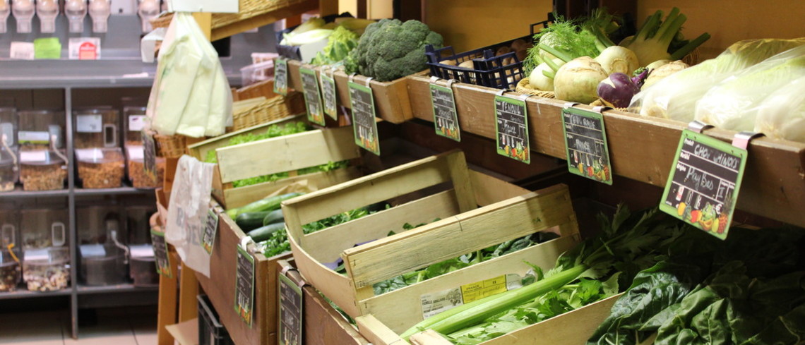 Les étales de légumes d'un magasin bio.