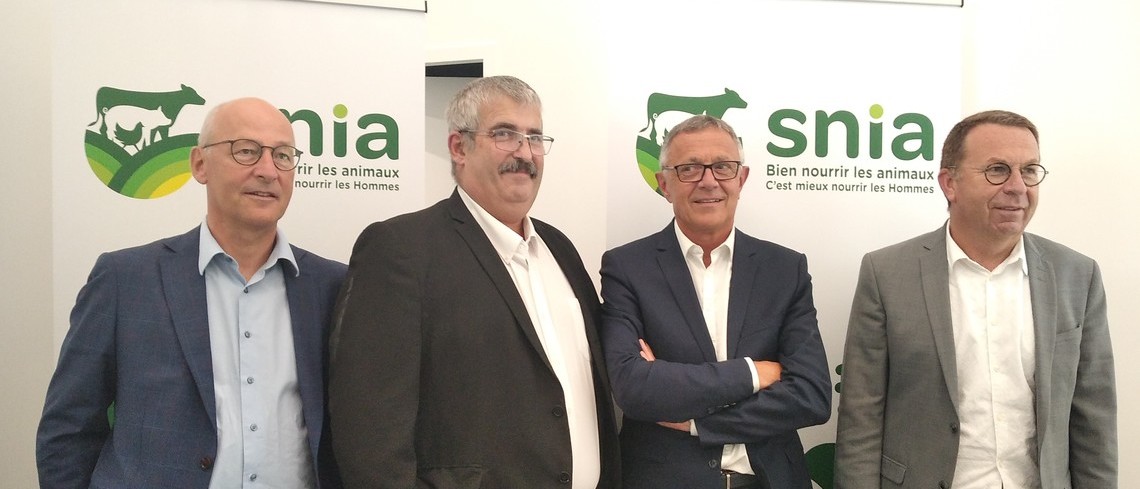 De gauche à droite : Stéphane Deleau (président de la Commission Responsabilité sociétale), François Cholat (président du Snia), Pascal Pringault et Philippe Manry (vice-présidents du Snia). Les industriels de la nutrition animale alertent sur la hausse continue des prix des matières premières