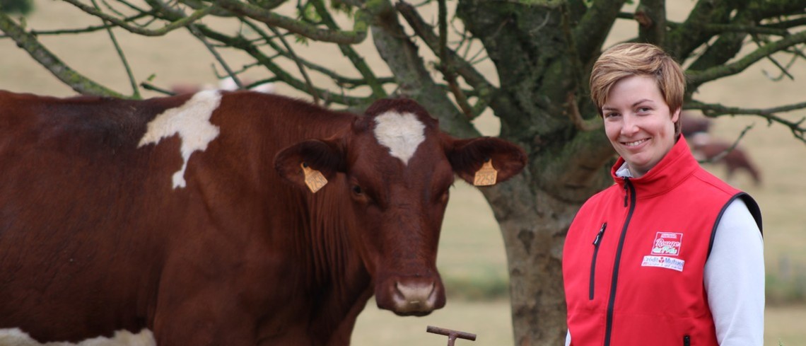 Charlotte Debosque avec sa Rouge de Prés. Charlotte Debosque avec sa Rouge de Prés.
