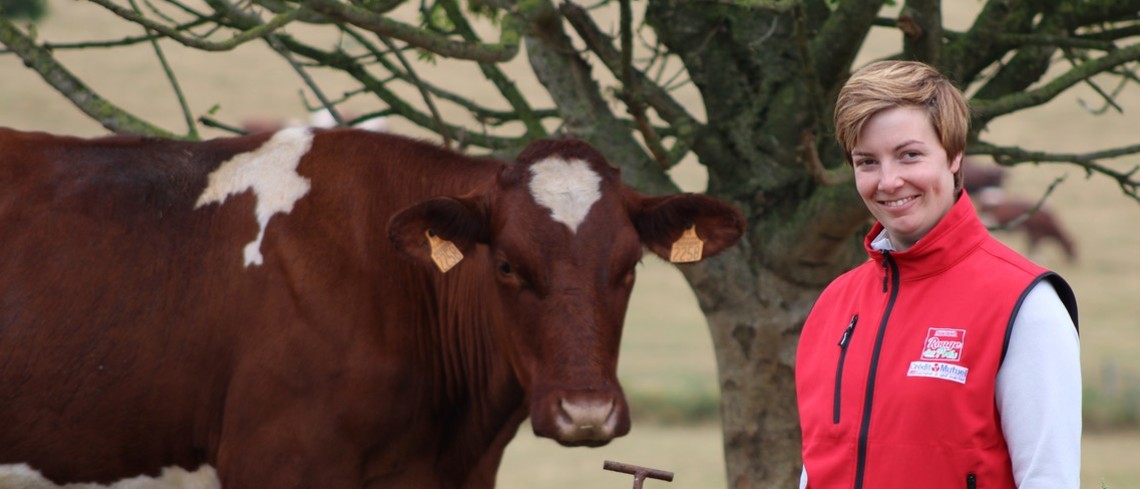 Charlotte Debosque avec sa Rouge de Prés.