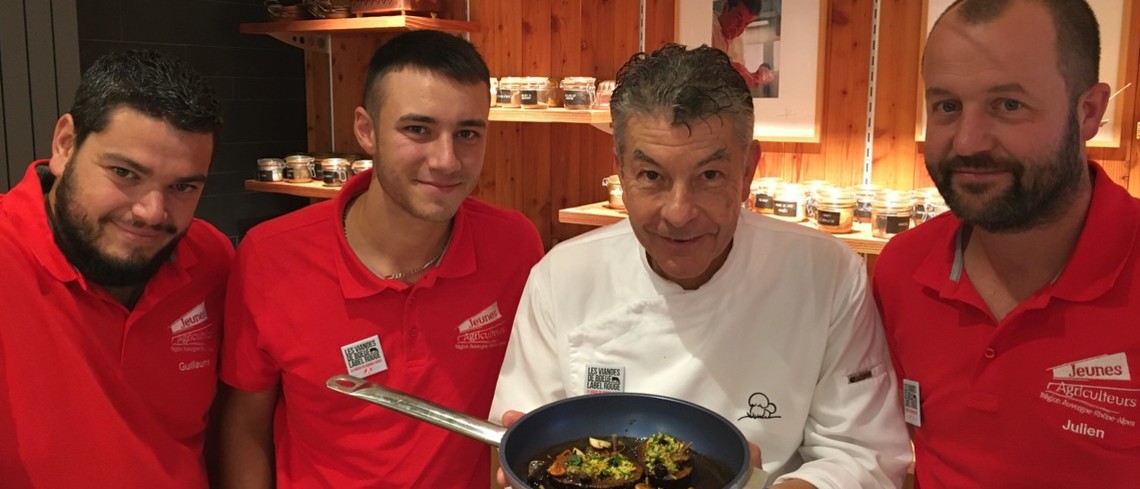 Le chef Régis Marcon et les JA AURA lors du tournage de la vidéo recette. Le chef Régis Marcon JA AURA Auvergne Rhône Alpes