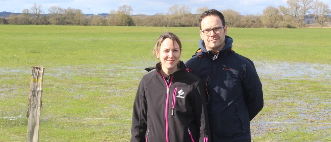 En hiver le marais se remplie d'eau. Il ne sera fauché qu'à partir du 1er juin. Mathieu et Flora Bertau devant une parcelle du marais