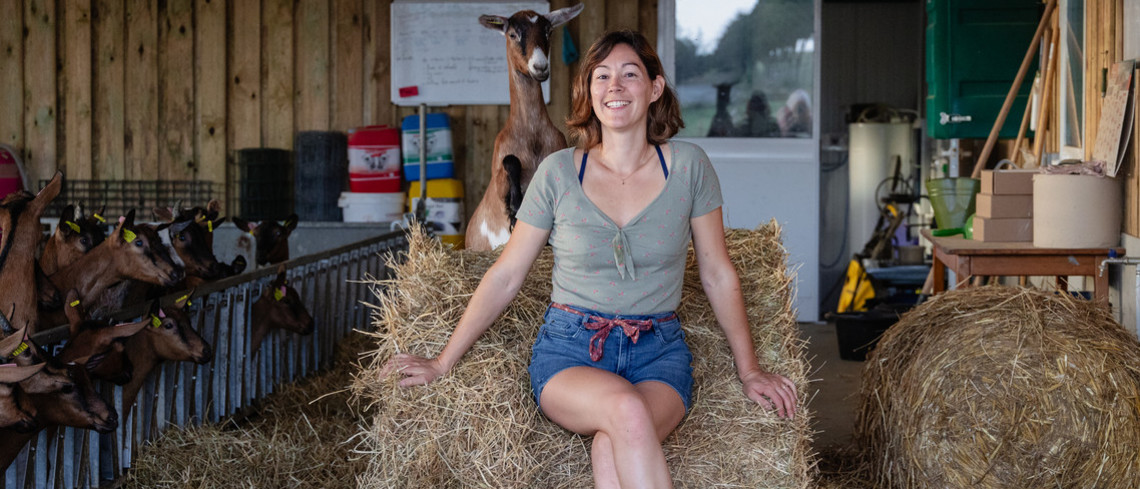 Marlène Thibault, installée à Conlie (72) en chèvre bio, lauréate du prix à l'installation
