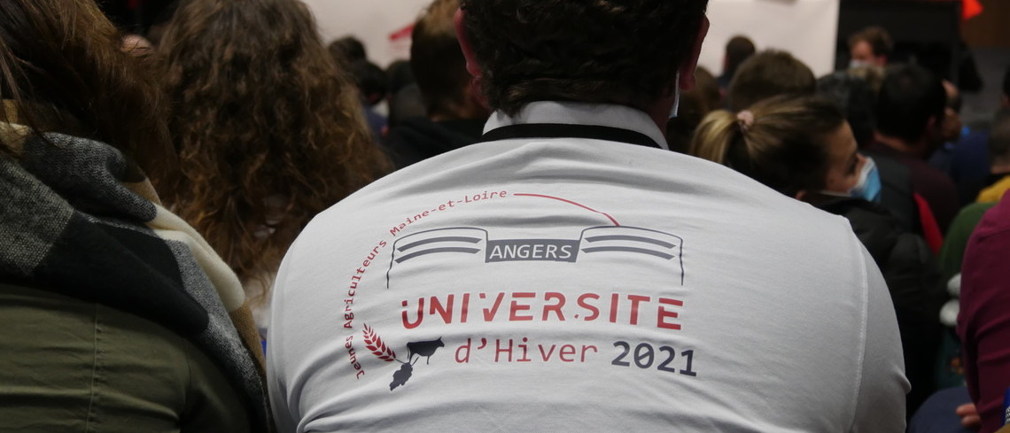 Un participant JA à l'Université d'Hiver 2021 JA de dos avec un t-shirt