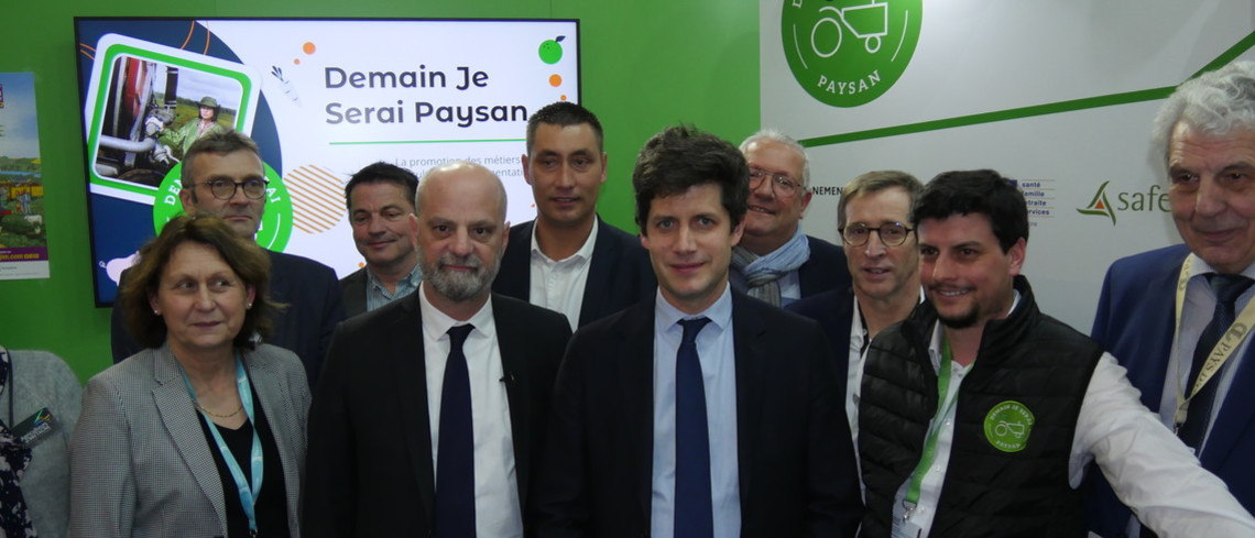 De gauche à droite : Lydie Bernard (Régions de France), Jean-Michel Blanquer, ministre de l'Éducation nationale, Julien Denormandie, ministre de l'Agriculture et Rémi Dumas, président de l'association Demain je serai paysan L’association Demain Je serai paysan officiellement lancée au Sia 2022 !