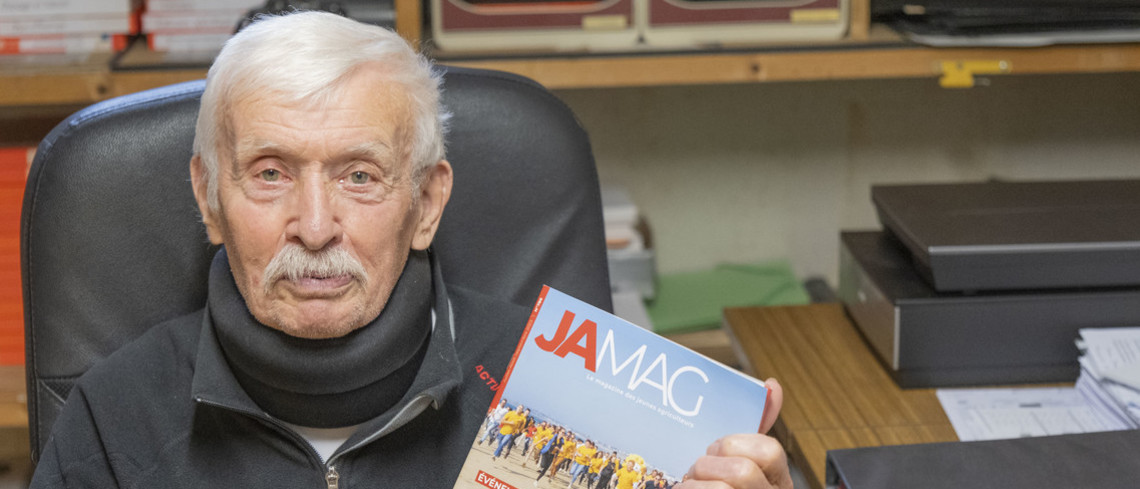 Pierre Collombert tient dans ses mains le JA mag n°786, trimestriel de juin-juillet-août 2023 portant sur le congrès JA tenu à Saint-Malo.