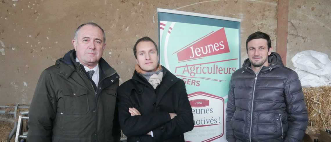 Le ministre échange avec les représentants de JA 32 lors d'une visite d'exploitation Le ministre accompagné des président et vice-président des JA du Gers