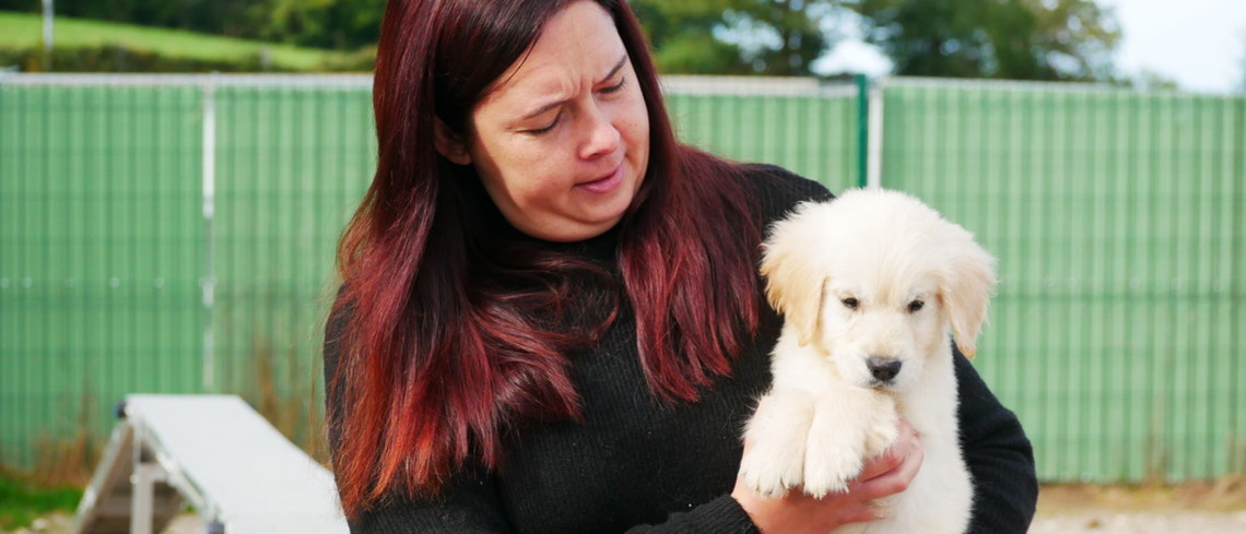 Mélanie Durieu et un petit golden retriever de 2 mois. 