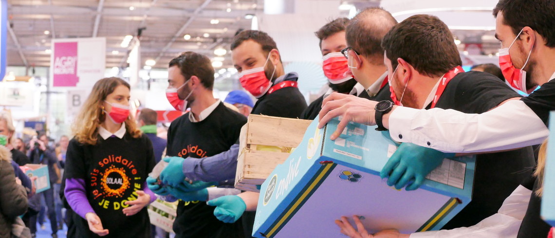 La solidarité des agriculteurs mise en lumière au SIA à travers une grande chaîne du don