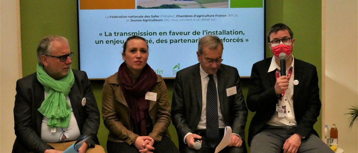 François-Etienne Mercier (à droite), vice-président à Jeunes Agriculteurs, accompagné d'Emmanuel Hyest, président de la Safer, d'Anne-Charlotte Ribault-Loussouarn, directrice départementale de la Safer en Loire-Atlantique et de François Beaupère, vice-président à l'APCA.