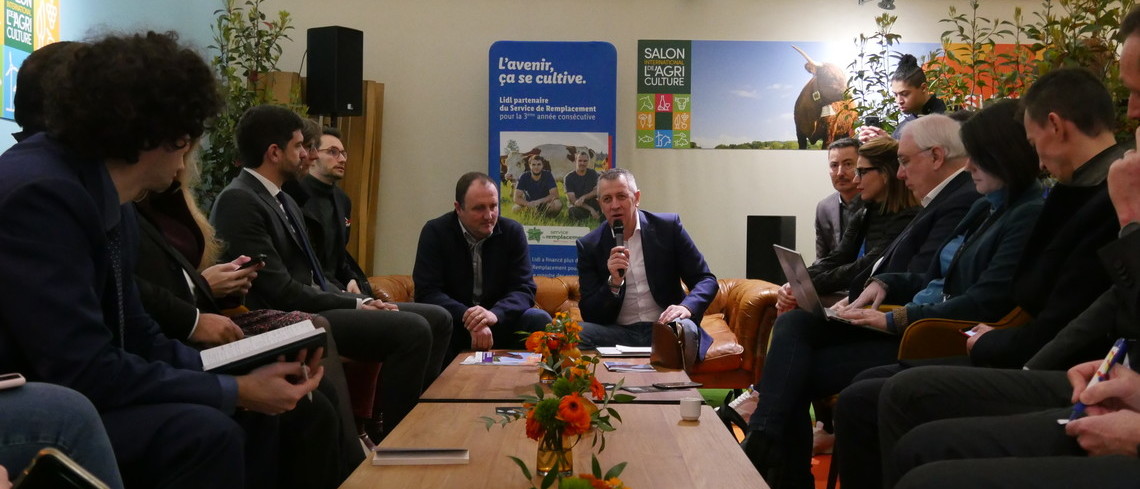 Michel Biero de Lidl aux côtés de Marc Spanjers de Service de remplacement France lors de la conférence de presse déroulée le 28 février au salon de l'agriculture.