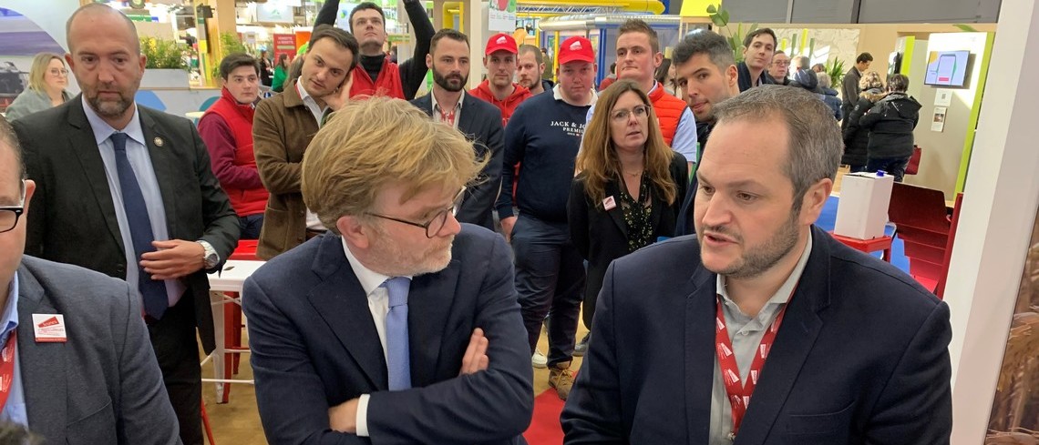 Le ministre Marc Fesneau en discussion avec Arnaud Gaillot, président de Jeunes Agriculteurs sur le stand JA , dimanche 26 février.