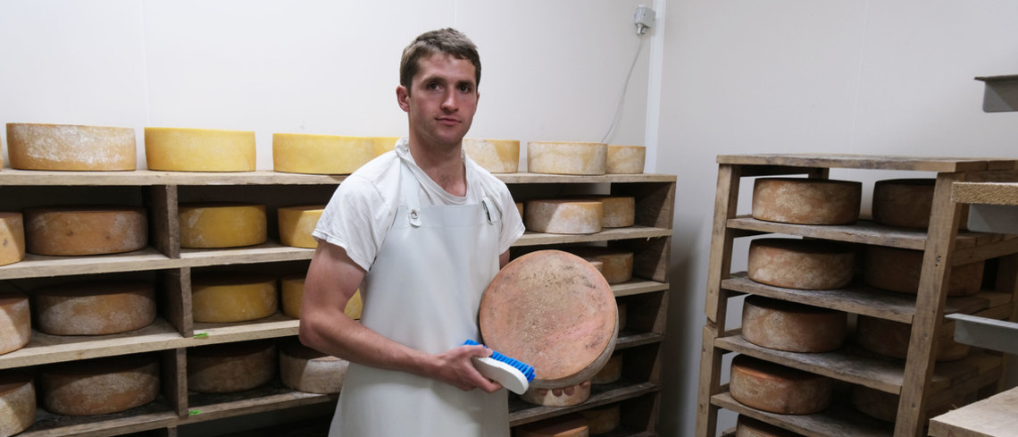 Rémi Janssen brosse une tomme de vache. 