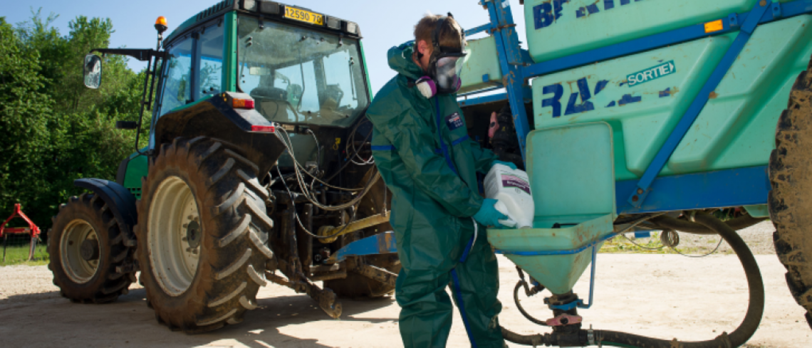 Un agriculteur prépare son mélange Pesticides