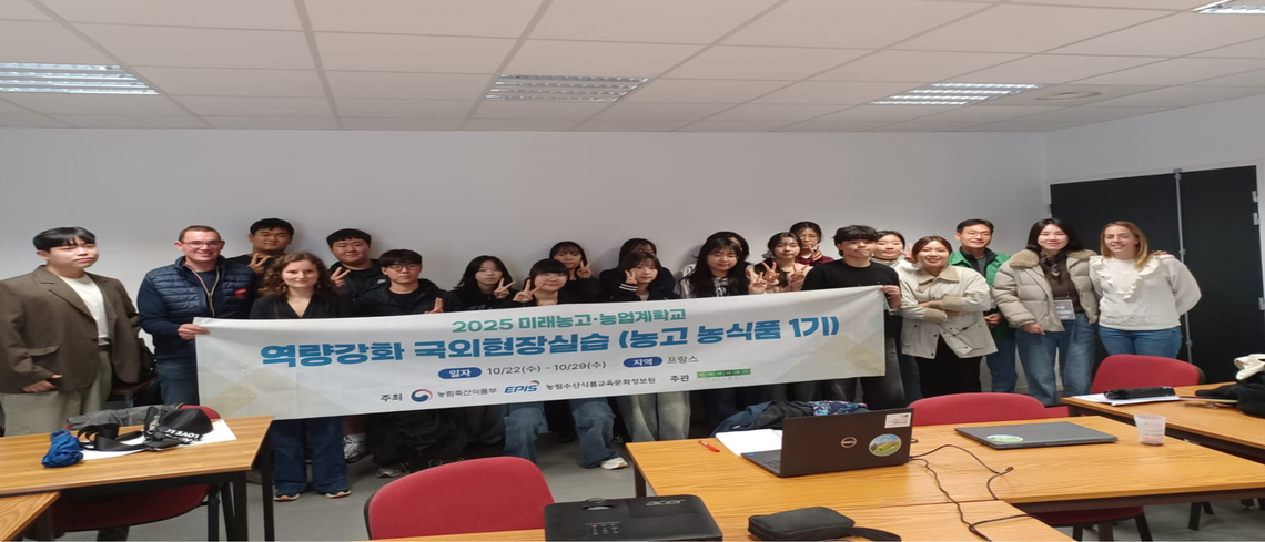 Photo souvenir de notre rencontre puis dégustation d’un verre de jus de pomme. Photo souvenir de notre rencontre puis dégustation d’un verre de jus de pomme.