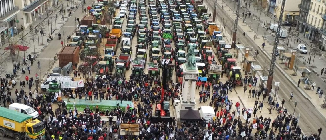 Les JA d'Auvergne-Rhône-Alpes et du grand Massif Central mobilisés pour le renforcement de la loi EGA et une PAC plus juste Près de 1 000 tracteurs er 10 000 agriculteurs rassemblés à Clermont-Ferrand et à Lyon