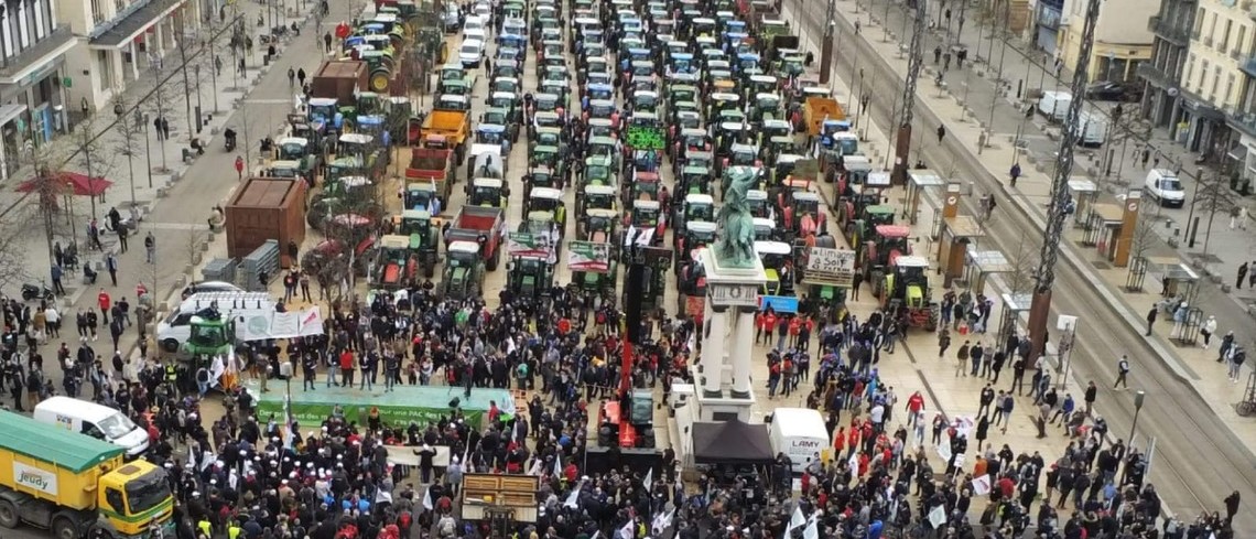 Près de 1 000 tracteurs er 10 000 agriculteurs rassemblés à Clermont-Ferrand et à Lyon