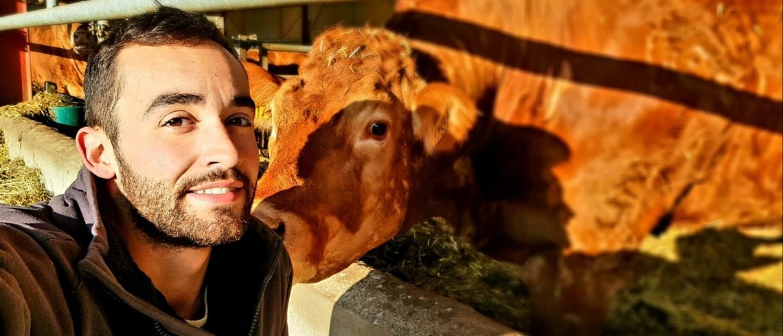 Selfie d'un jeune éleveur qui continue de travailler Un jeune éleveur se prend en selfie avec l'une de ses bêtes