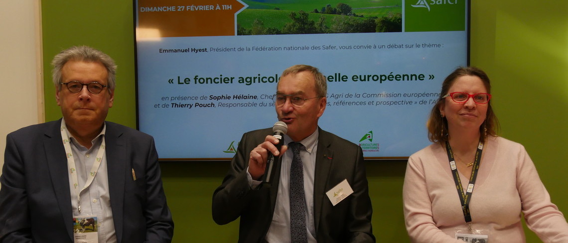 Emmanuel Hyest, président de la FNSafer (au centre), entouré de Sophie Hélaine, cheffe de la DG Agri de la Commission européenne (à droite) et de Thierry Pouch, chef de l'unité études et prospectives de l'APCA.