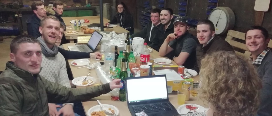 Les préparatifs de Terre en fête se poursuivent Les membres du comité de pilotage sont réunis autour de la table pour préparer l'événement Terre en fête