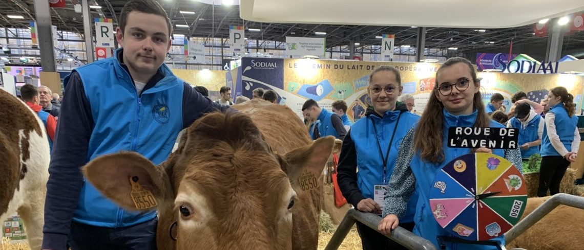 Lucas, Margaux et Melia prennent la pose avec leur vache Olly.