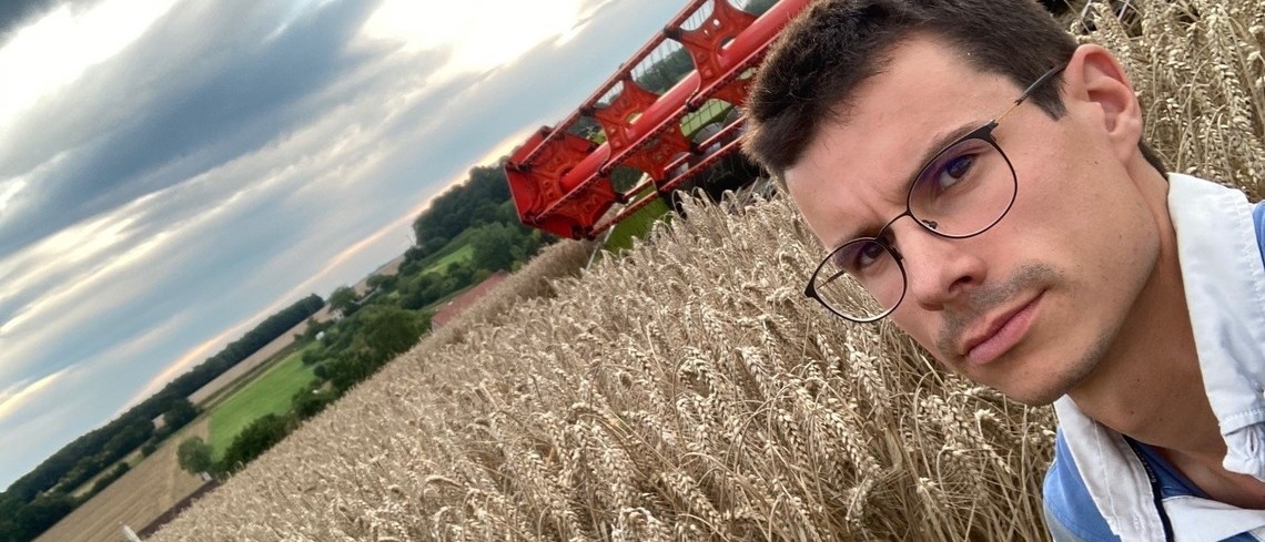 #témoignage de récolte : « Cette année, elle s’est réalisée sur la durée » Thibaut Loiseau dans son champ