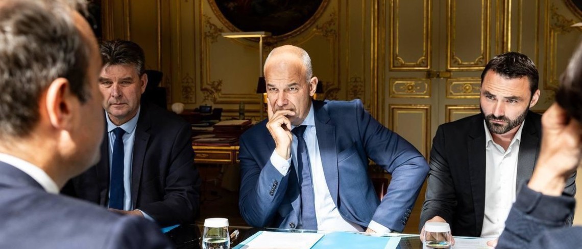 Sébastien Lecornu entretien avec Pierrick Horel (JA) et Arnaud Rousseau (FNSEA), jeudi 02 octobre à Matignon. Crédit : Matignon