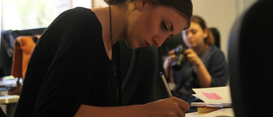 #CestFaitPourMoi : la campagne de promotion de l’enseignement agricole une jeune étudiante écrit sur son carnet