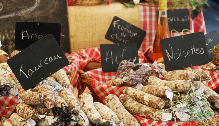 Marché - Etale de saucissons.