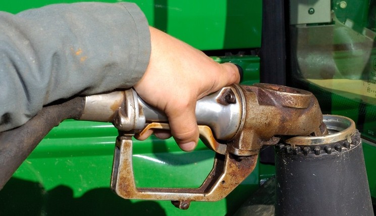 Agriculteur effectuant le plein de gas-oil GNR pour son tracteur. 