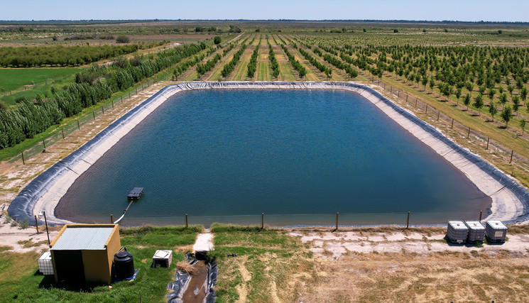 Vue aérienne d’un réservoir d’eau (bassin) pour l’irrigation en agriculture.