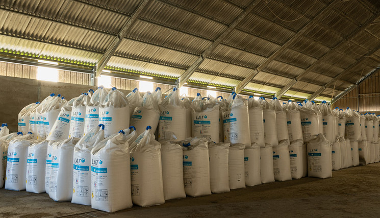 Stockage d'engrais dans une coopérative. Big-bag de 600 kg.
