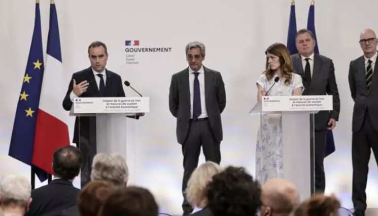Le Premier ministre Sébastien Lecornu, entouré de plusieurs de ses ministres, lors d'une conférence de presse, le 21 mai 2026 à Paris © STEPHANE DE SAKUTIN / AFP