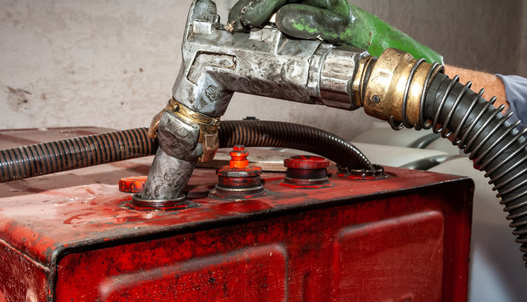 Flambée des prix des carburants : Sébastien Lecornu annonce une aide pour 3 millions de « grands rouleurs ».