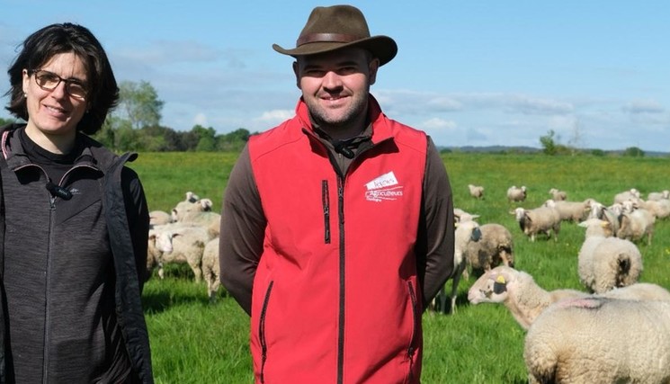 Delphine (à gauche) et Fabien Prunet (à droite) ont concrétisé leur projet d'installation en tant qu'associés d'une exploitation agricole à Parcoul, en Dordogne, depuis la fin de l'année 2022. 