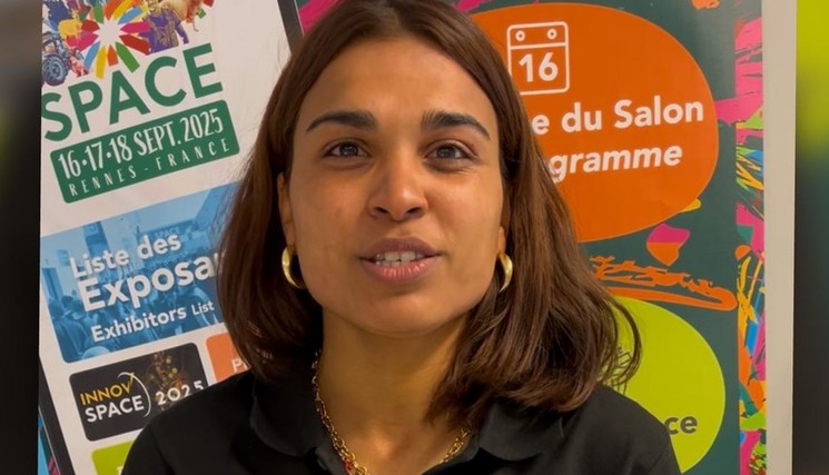 Élodie Guillotel, 26 ans gère, avec sa mère, une exploitation de 4 200 lapines.