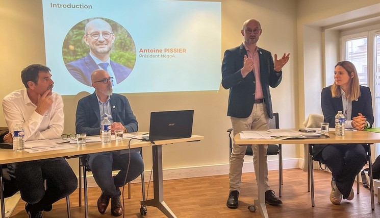 Conférence de lancement de Grainéthica, prise de parole d’Antoine PISSIER, Président NégoA (de gauche à droite, Loïc Morisseau, Christophe Prouteau, Antoine PISSIER et Maïliys Borzée, responsable RH chez Agri Alliance).