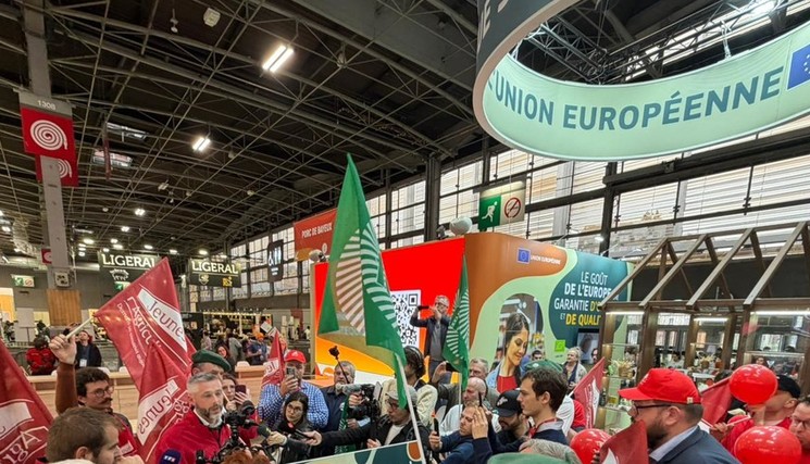 Les Jeunes Agriculteurs, menés par leur secrétaire général Quentin Le Guillous ont déclenché une mobilisation sur le stand de la Commission Européenne.