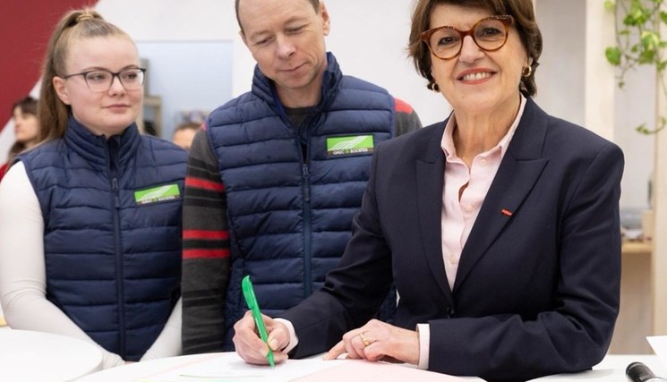 De gauche à droite : Amandine Belal et Matthieu Regazzoni – associés à l’essai dans le Doubs et Annie Genevard - ministre de l’Agriculture.