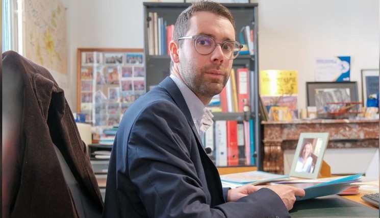 Pierre Vallée dans son bureau à la mairie des Granges-le-Roi.