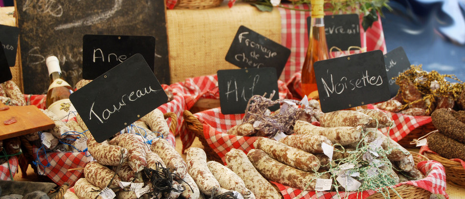 Marché - Etale de saucissons.